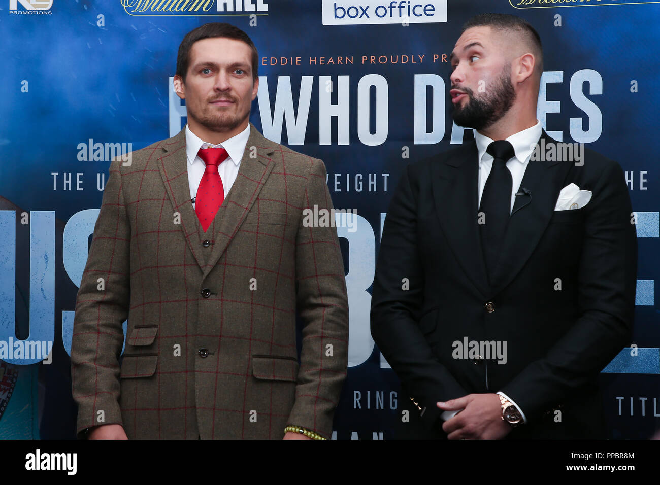 Manchester, UK. Lundi 24 septembre 2018. Oleksandr Usyk et Tony Bellew face off lors d'une conférence de presse de boxe Matchroom à Manchester, au Royaume-Uni. Credit : UK Sports Agency/Alamy Live News Banque D'Images