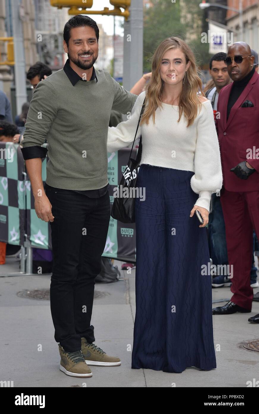 New York, NY, USA. Sep 24, 2018. J.R. Ramirez, Melissa Roxburgh dehors et environ pour la célébrité Candids - SUN, AOL Construire Series, New York, NY Le 24 septembre 2018. Credit : Kristin Callahan/Everett Collection/Alamy Live News Banque D'Images