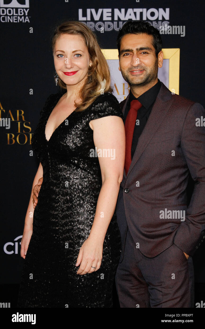 Los Angeles, USA. 24 Septembre, 2018. Kumail Nanjiani et Emily C. Gordon à la première de la Warner Bros Pictures' 'Une étoile est née", tenue au Shrine Auditorium & Expo Hall à Los Angeles, CA, le 24 septembre 2018. Photo par Joseph Martinez / PictureLux PictureLux / Crédit : Les Archives de Hollywood/Alamy Live News Banque D'Images