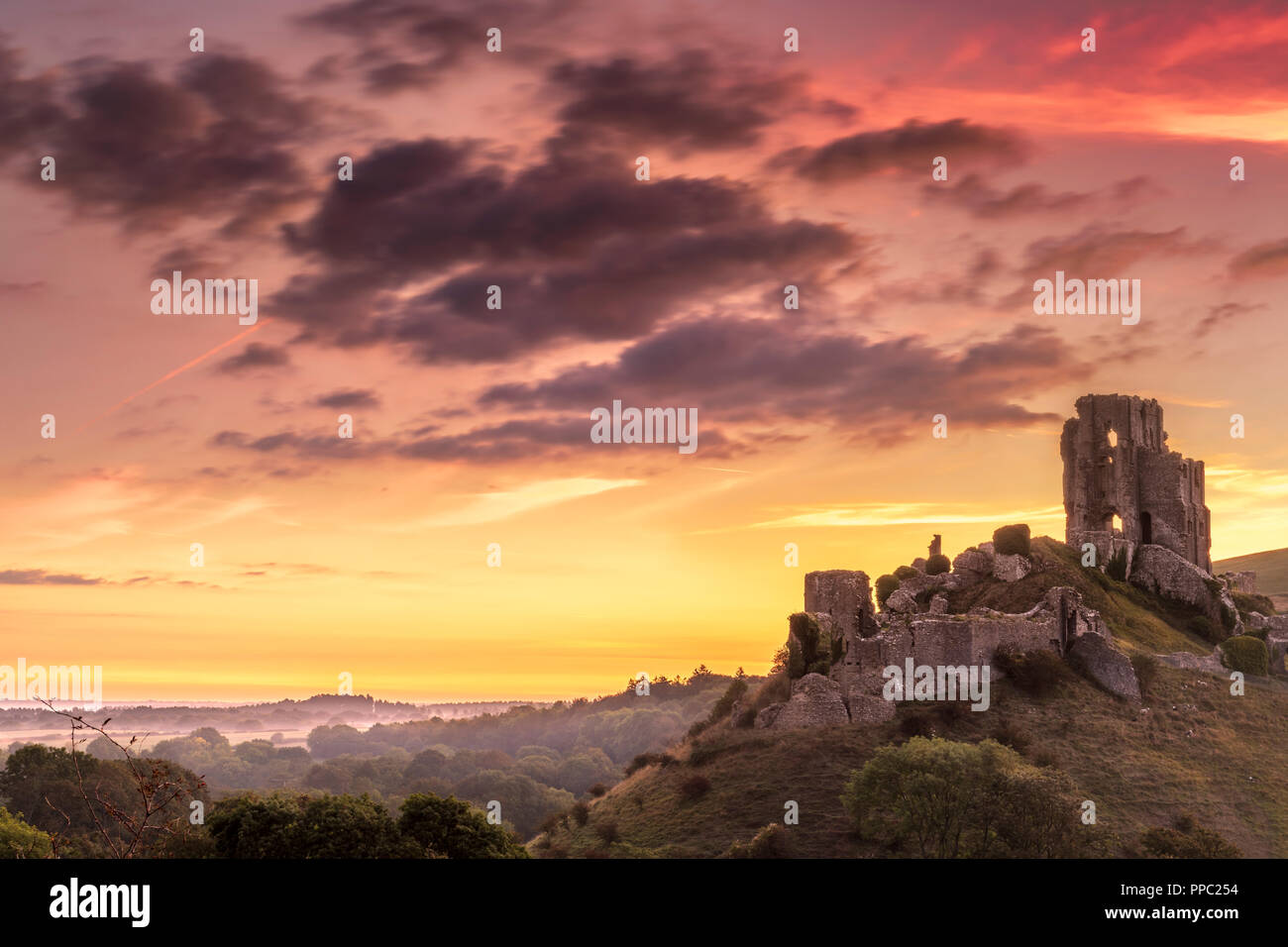 Château de Corfe, Dorset. 25 septembre 2018. UK - Après une nuit froide, un lever du soleil sur les ruines historiques du château de Corfe annoncent le début de la hausse des températures dans le comté de Dorset, Angleterre. Credit : Terry Mathews/Alamy Live News Banque D'Images