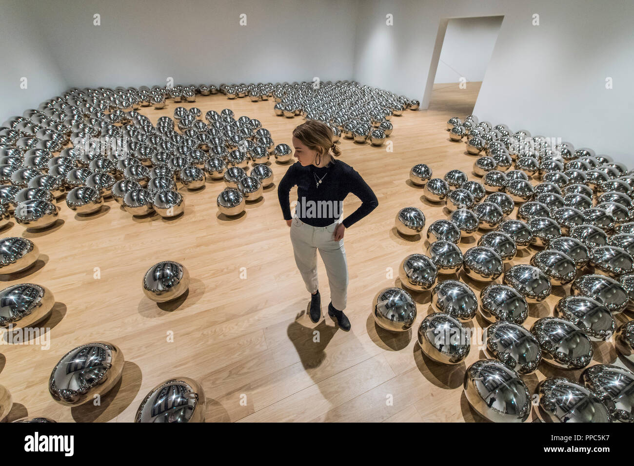 Londres, Royaume-Uni. 25 Septembre, 2018. Narcissus Garden, 1966- , par Yayoi Kusama - Space Shifters - Hayward Gallery's nouvelle grande exposition qui se déroulera vendredi 26 septembre - 6 janvier. Le salon dispose d''œuvres de 20 artistes internationaux de premier plan qui perturbent le sens du visiteur de l'espace et modifier leur perception de leur environnement. Crédit : Guy Bell/Alamy Live News Banque D'Images