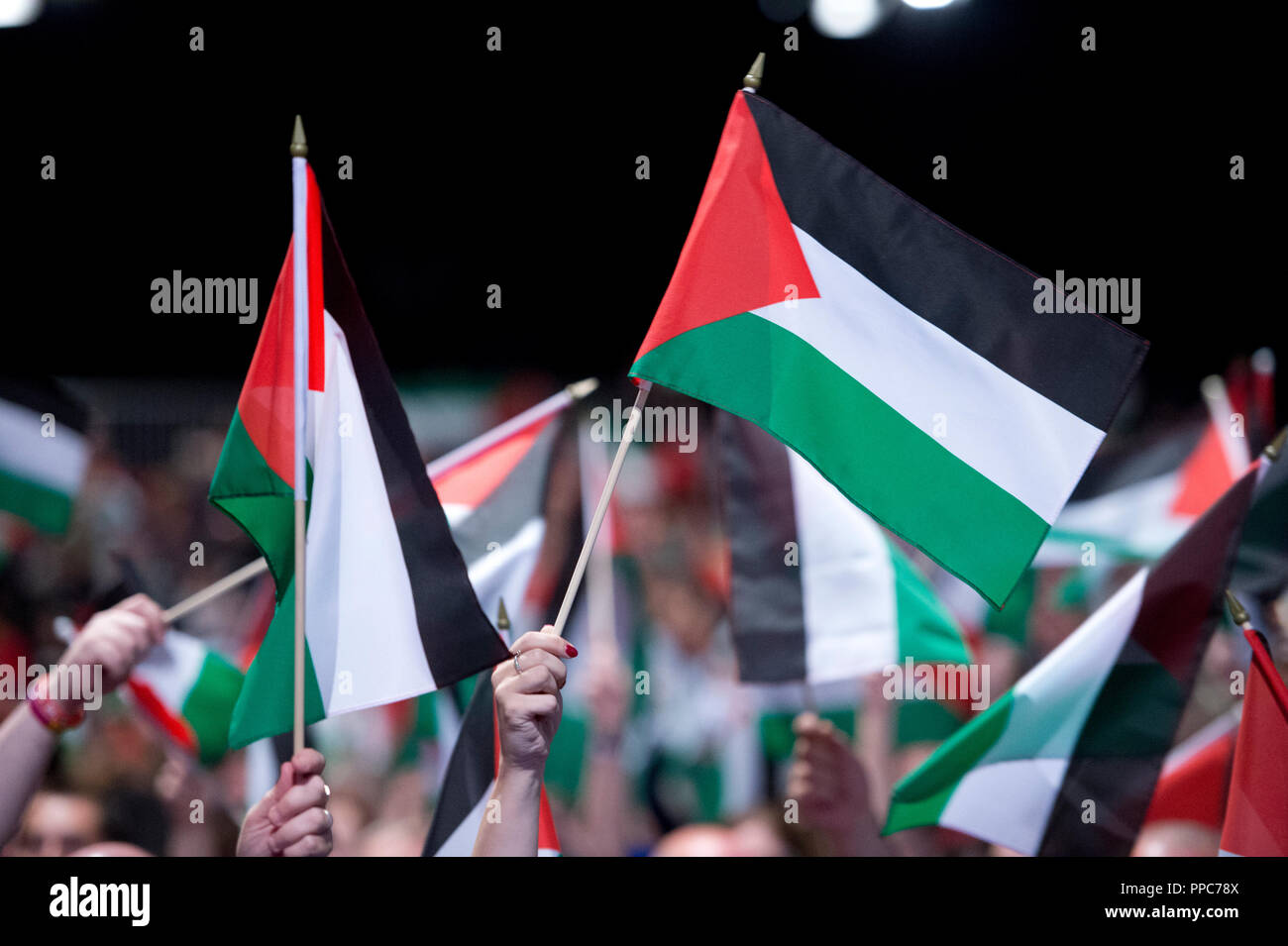 Liverpool, Royaume-Uni. 25 septembre 2018. Les délégués vague Palestine drapeaux de la conférence du parti travailliste à Liverpool. © Russell Hart/Alamy Live News. Banque D'Images
