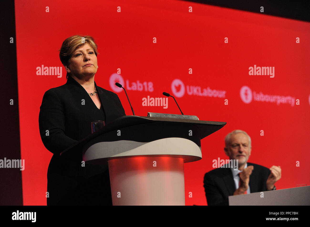 Liverpool, en Angleterre. 25 Septembre, 2018. Emily Thornberry MP, Ombre Premier Secrétaire d'Etat, prononce son discours sur le thème de la "sécurité à la maison et à l'étranger' à la conférence, sur la session de l'après-midi du troisième jour de la conférence annuelle du Parti travailliste à l'ACC Centre de conférence. Kevin Hayes/Alamy Live News Banque D'Images