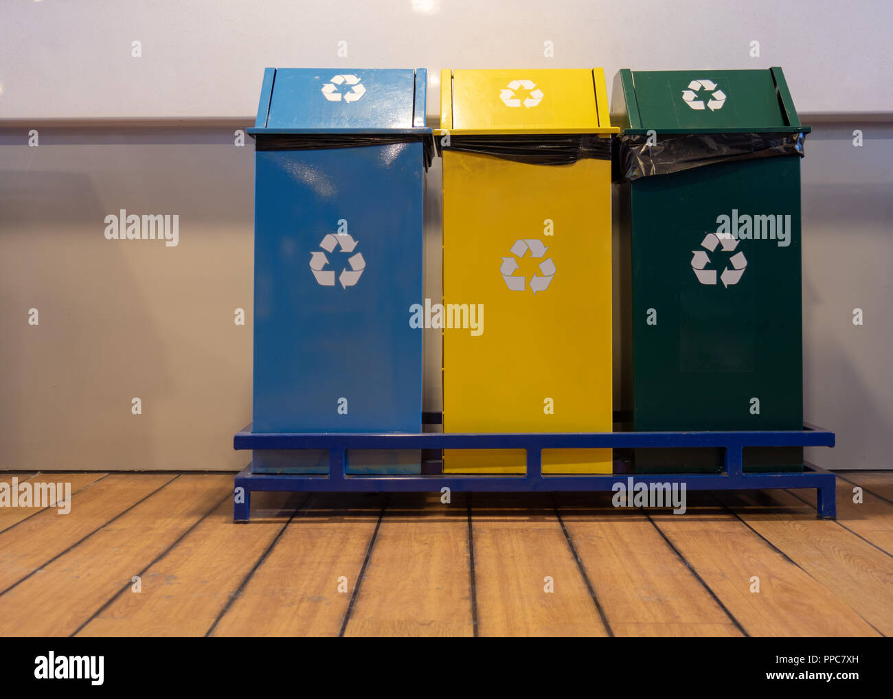 Différentes couleurs de bacs de recyclage pour la collecte de recyclage des matériaux Banque D'Images