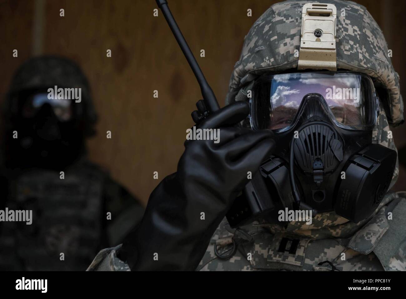 Soldat de l'armée américaine, attribué à 20e Commandement CBRNE, surveille la radio pendant un exercice de formation, Aberdeen Proving Ground, Md., 14 août 2018. L'événement de formation est le 1er salon des laboratoires médicaux annuels culminant de l'événement de formation requis pour maintenir l'état de préparation de l'unité. Banque D'Images