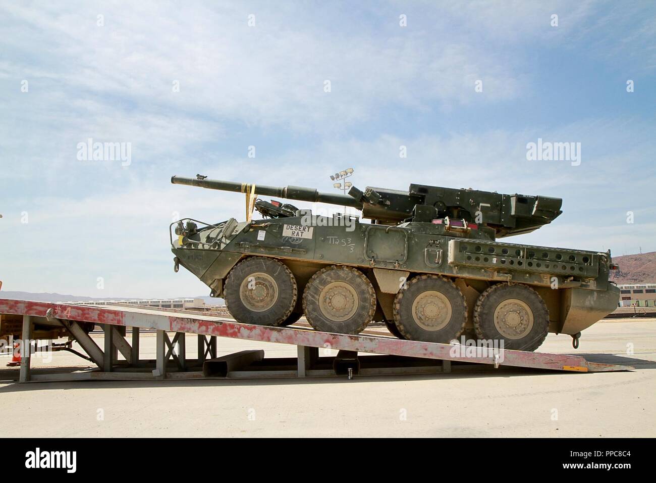 Véhicules Stryker Stryker de la 56e Brigade Combat Team, 28e Division d'infanterie, New Jersey Army National Guard sont chargés pour le transporter à la tête de ligne à Yermo, Californie, le 20 août. Les véhicules tactiques ont été utilisées au cours de la 56e rotation de formation SBCT au Centre National d'entraînement, Fort Irwin, en Californie et fera un voyage de cinq jours à Galena, Illinois avant de rejoindre leurs postes d'accueil. Banque D'Images