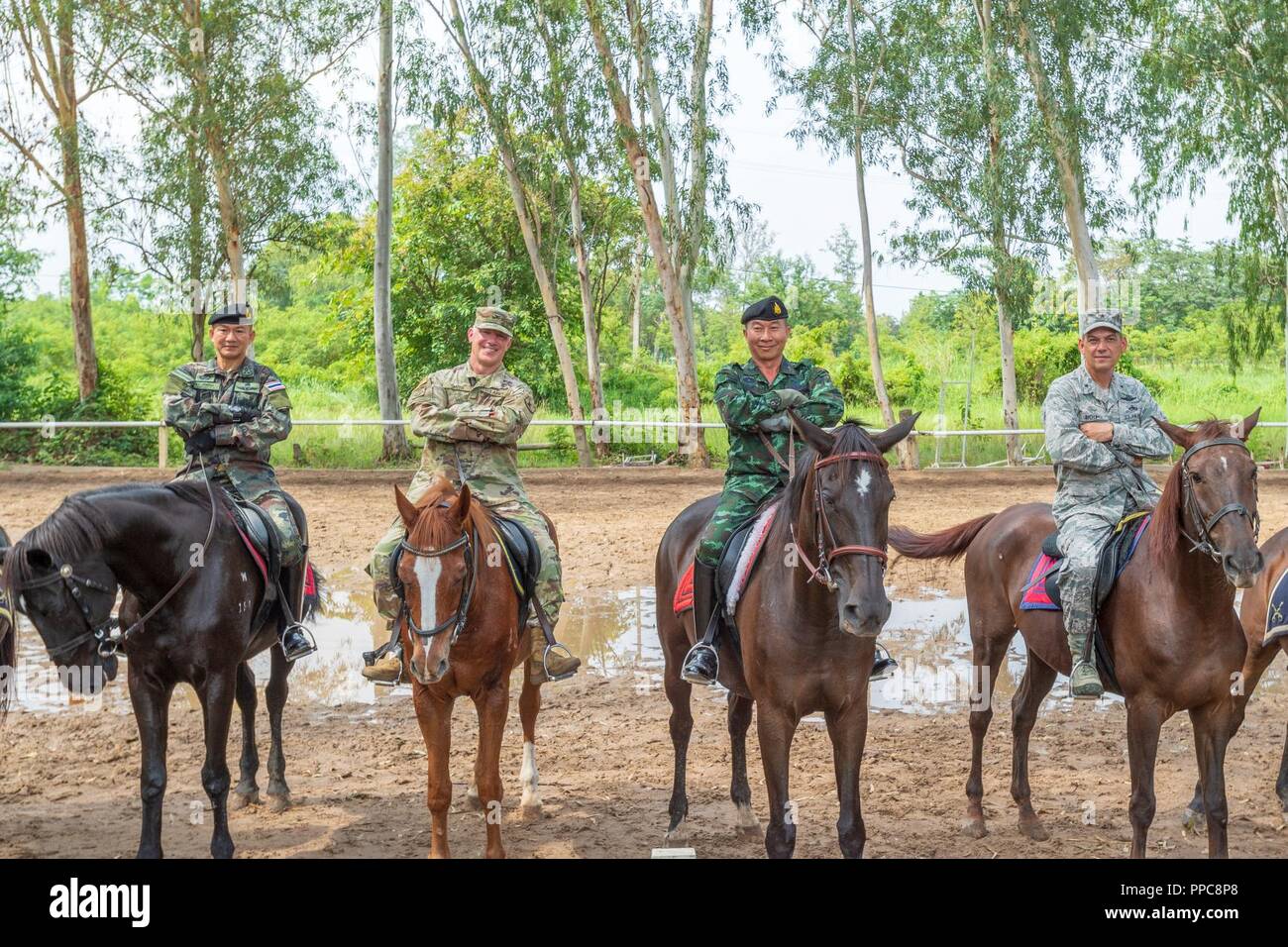 Les hauts dirigeants de l'armée américaine et de l'Idaho National Guard de cavalerie de l'expérience de leurs traditions avec leurs homologues de l'Armée royale thaïlandaise le 20 août à la cavalerie de l'Armée royale thaïlandaise. Siège du centre de la Thaïlande à Saraburi province. Hanuman est un gardien 11 jours armée bilatérales à un exercice de l'armée qui renforce et développe la capacité de l'interopérabilité entre les États-Unis et les forces de l'Armée royale thaïlandaise. Banque D'Images