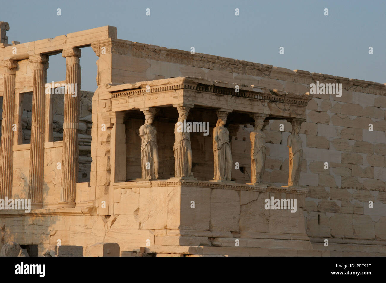 L'art grec Erechtheion. Temple Ionique. A été construit entre 421 - 407 BC. Vue sur le porche de l'Kariatides (cariatides). De l'Acropole. Athènes. L'Attique. Centre de la Grèce. Banque D'Images