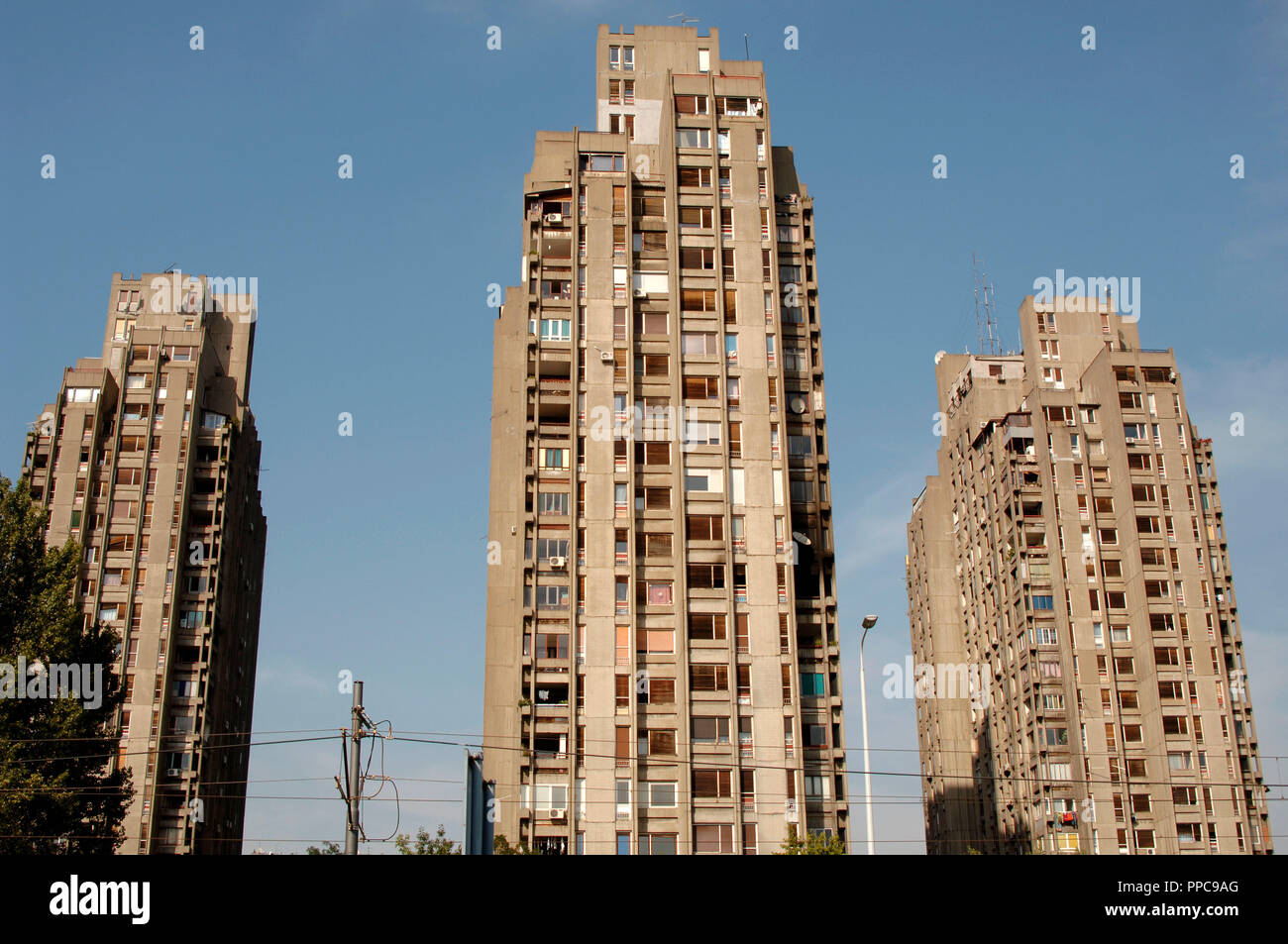 République de Serbie. BELGRADE. Les bâtiments de l'ère communiste. L'architecture de style soviétique avec blocs rationalistes. Construit à la périphérie de la capitale. Banque D'Images