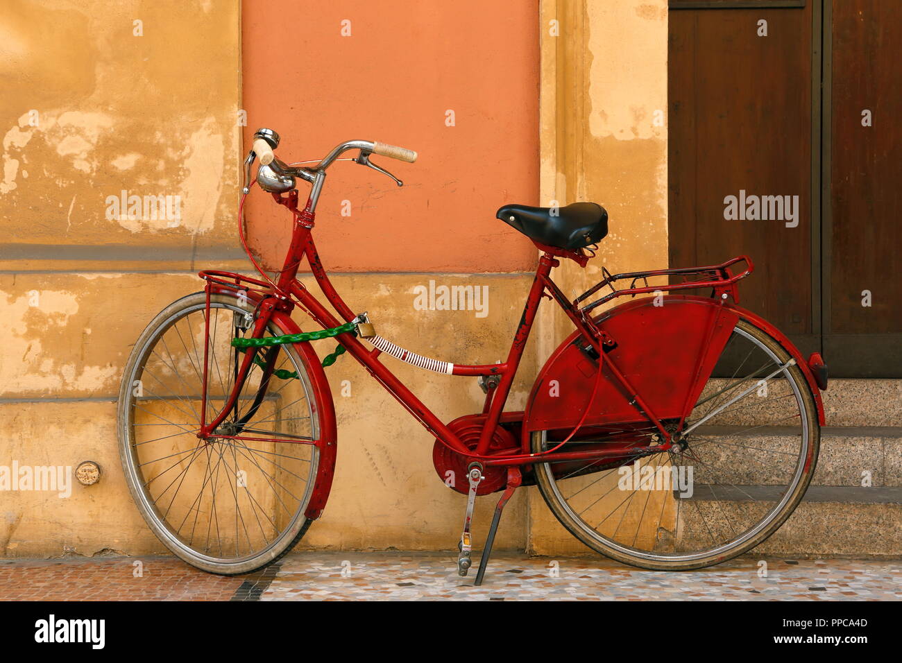 Vélo rouge avec cadenas, Bologne, Émilie-Romagne, Italie Banque D'Images