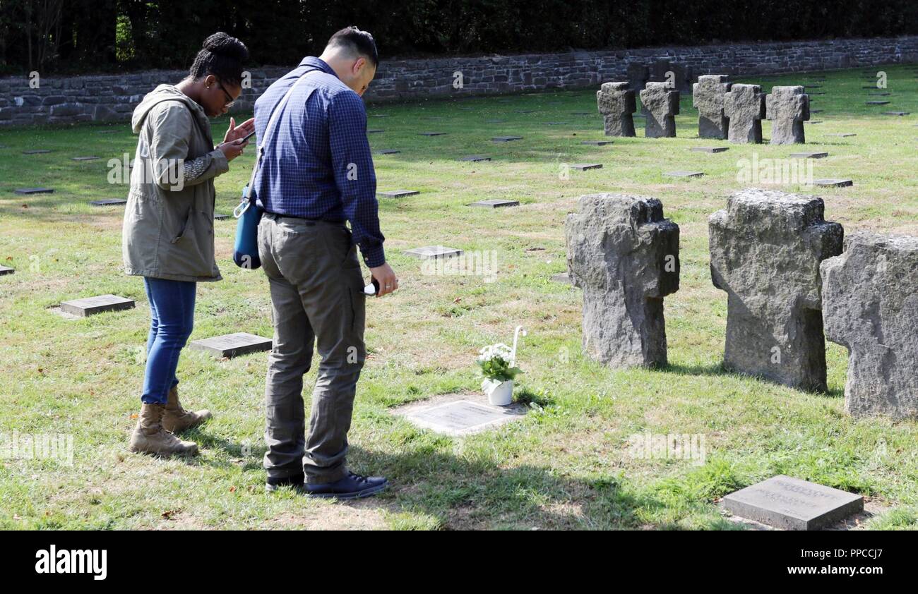 Membres de la 7e commande de soutien de mission visiter un cimetière commémoratif pour les membres de l'armée allemande, près de Aix-la-Chapelle, Allemagne, qui a défendu la forêt de Huertgen durant la Seconde Guerre mondiale, dans le cadre d'un trajet personnel officier subalterne, 18-19 août. Le cours inclus deux jours de formation en classe, les 16 et 17 août. Banque D'Images