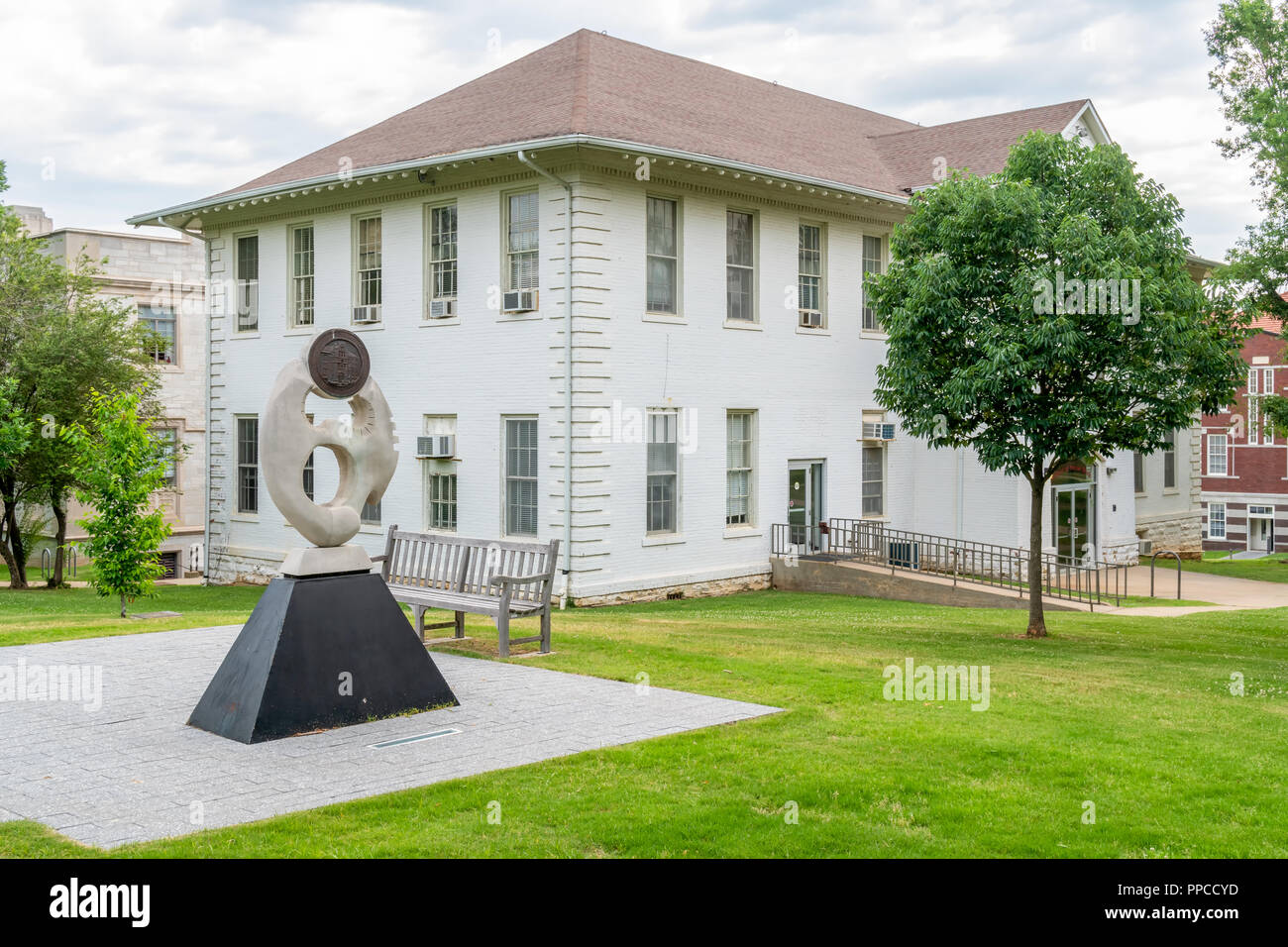 FAYETTEVILLE, AR/USA - 8 juin 2018 : La Sociologie et la sculpture sur le campus de l'Université de l'Arkansas. Banque D'Images