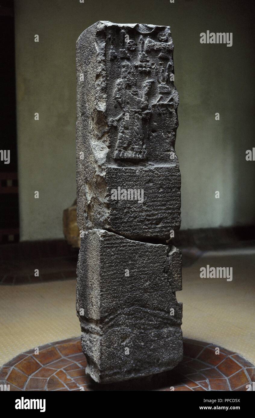 Obélisque de roi d'Assirya Adad-Nirari III (810-783 avant J.-C.) l'adoration de la divine emblèmes et portant des caractères cunéiformes. Érigé pour le roi assyrien Adad, de Sabaa, Yémen. Musée Archéologique d'Istanbul. La Turquie. Banque D'Images