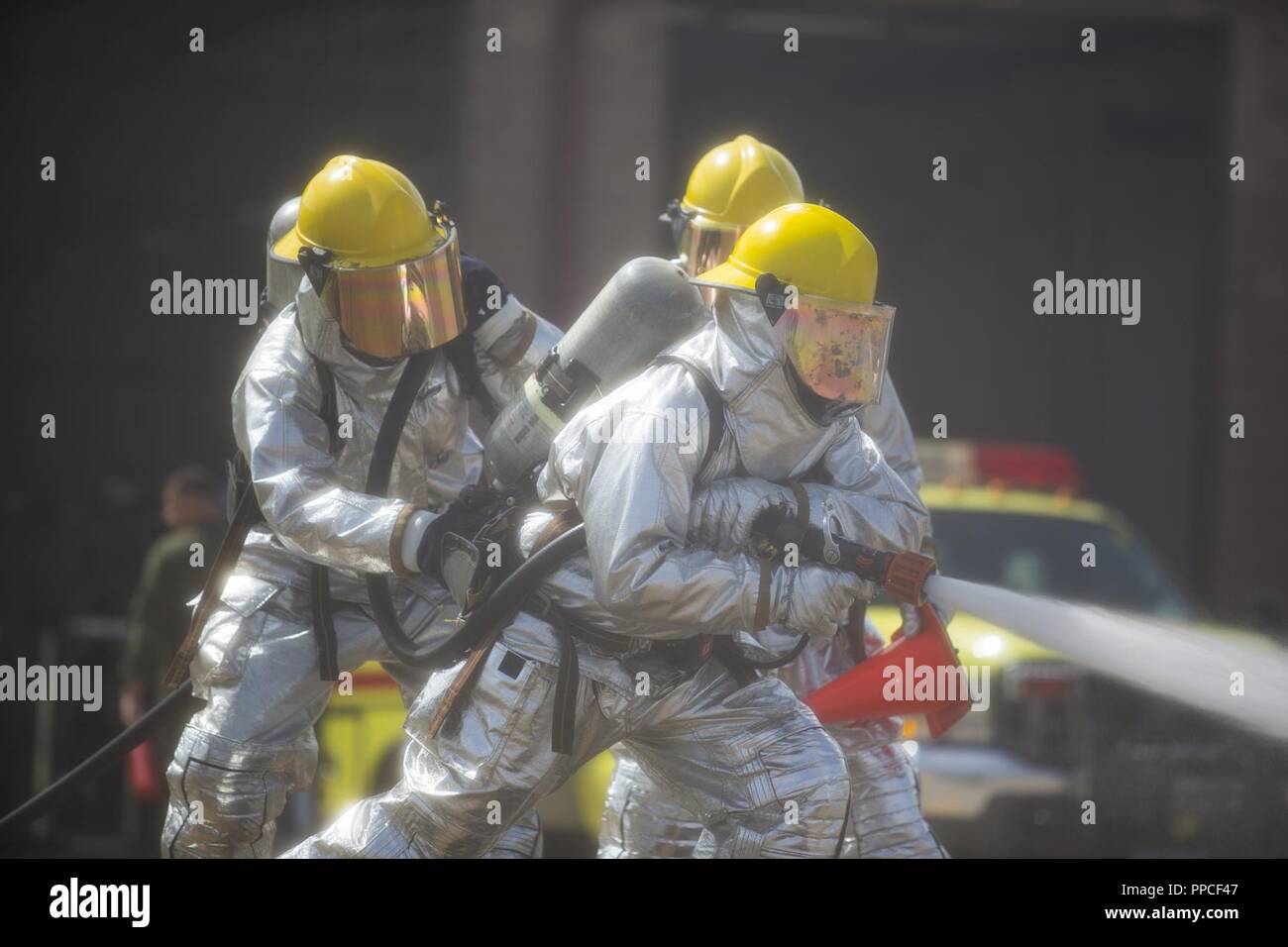 Avec les Marines américains de sauvetage et de lutte contre les incendies d'aéronefs (SLIA), du siège et de l'Escadron, Marine Corps Air Station Camp Pendleton, éteindre un incendie simulé au cours de la ligne à main perceuse à Marine Corps Air Station Camp Pendleton, le 27 août, 2018. La ligne à main travail d'homme est de lutter contre les incendies à dégager un chemin pour une équipe de secours à naviguer pour sauver les victimes de l'écrasement d'un aéronef et de préserver la propriété du gouvernement. Banque D'Images