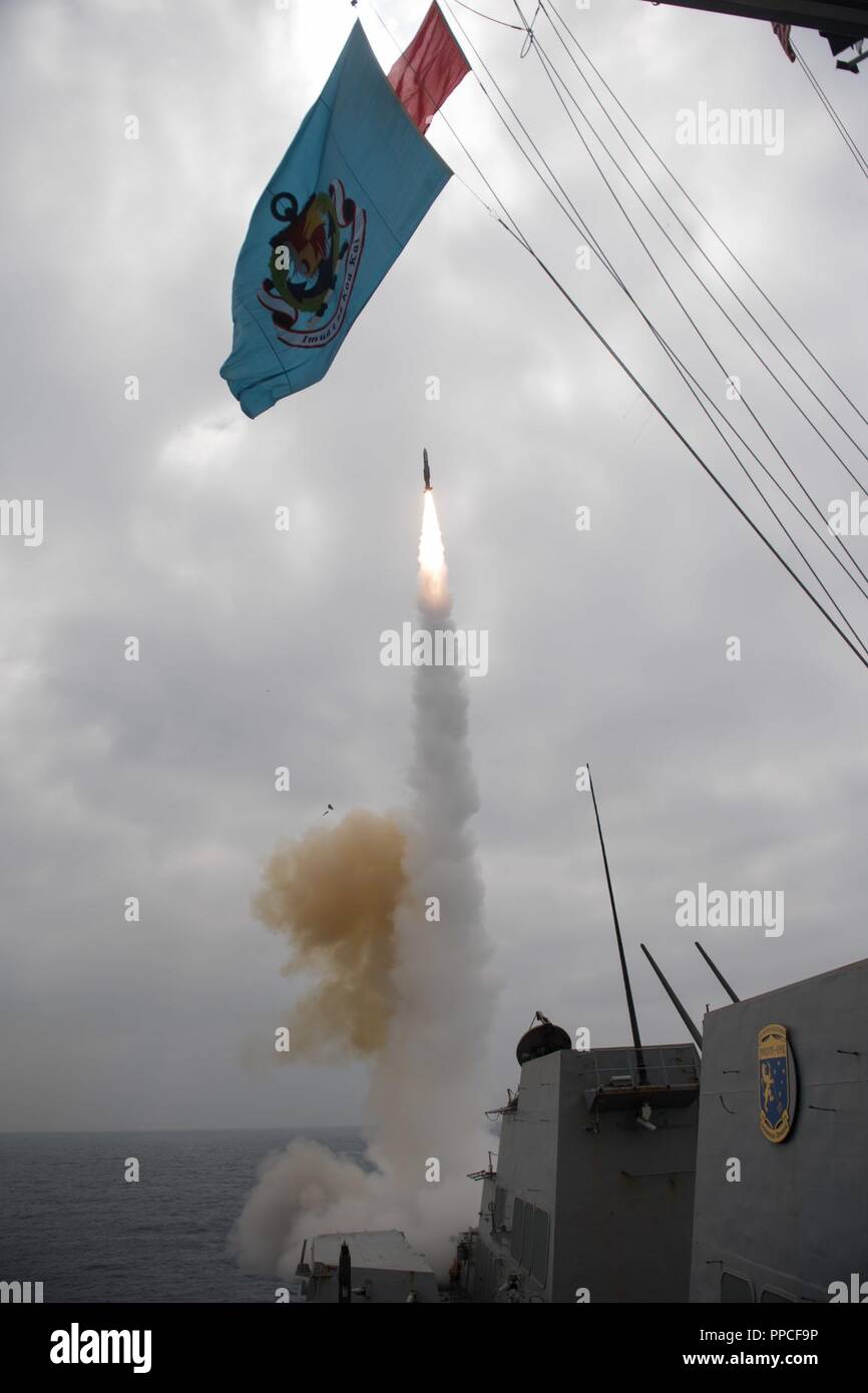 Océan Pacifique (août 24, 2018) un missile Standard (SM) 2 lance à partir de l'arrière de la plate-forme de missiles de la classe Arleigh Burke destroyer lance-missiles USS Chung-Hoon (DDG 93) au cours d'une évolution de tir réel. Chung-Hoon est en cours, la réalisation des opérations de routine dans le cadre du groupe aéronaval (CSG) 3 dans la flotte des États-Unis 3e zone d'opérations. Banque D'Images