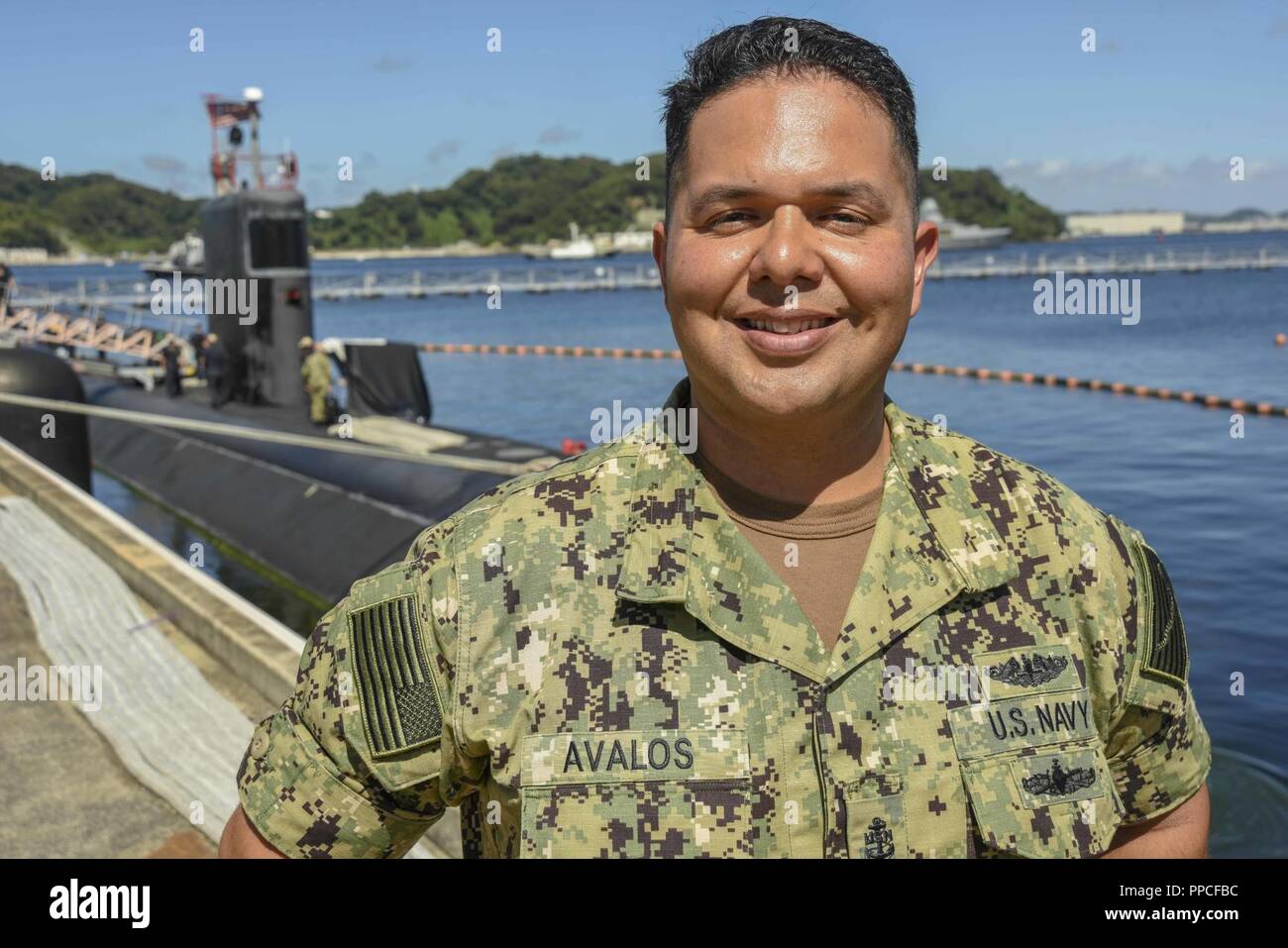 YOKOSUKA, Japon (22 août 2018) 4400 Machiniste en chef (Armes) Oscar Avalos, commandant de sous-marin, Groupe sept, pose pour un portrait sur la jetée aux activités liées à la flotte de Yokosuka, Japon. "Le travail que je ne l'habitude d'appeler torpedoman,' dit Avalos. 'Quand il descend à lui quand nous sommes en guerre, je suis celui de recharger le pistolet pour le capitaine." Banque D'Images