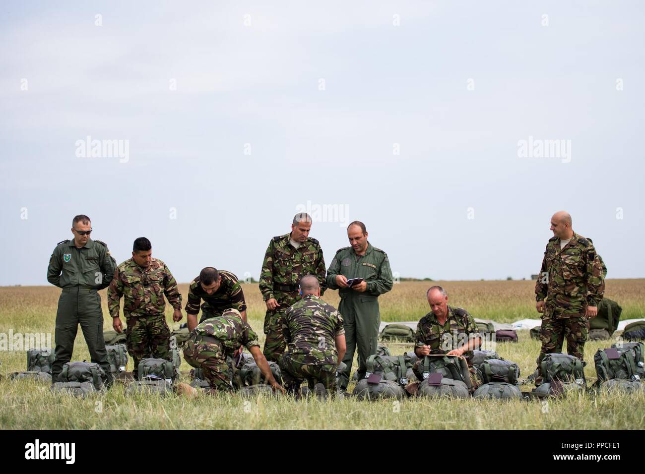 Les parachutistes de l'armée de l'air roumaine se préparent à bord U.S. Air Force C-130J Super Hercules affecté à la 37e Escadron de transport aérien, la base aérienne de Ramstein, en Allemagne, dans le cadre de l'exercice 2018 à l'été des Carpates Boboc Air Base, la Roumanie, le 23 août, 2018. L'été des Carpates est un exercice d'entraînement bilatéral visant à améliorer l'interopérabilité et la préparation des forces en menant des opérations aériennes combinées avec la force aérienne roumaine. Banque D'Images