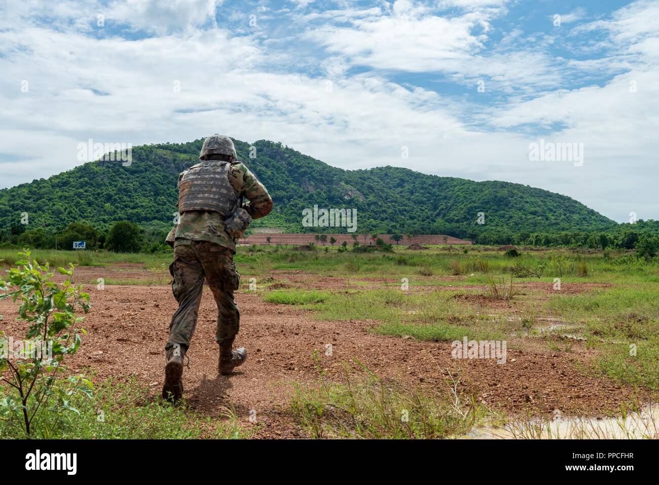 La Garde nationale de l'Idaho et du Montana les soldats de la Garde nationale de l'Armée à partir de la 116ème Cavalry Brigade Combat Team conduite d'un exercice de tir réel avec des soldats de l'Armée royale thaïlandaise à la cavalerie du Centre en Thaïlande Saraburi province le 28 août, le dernier gardien Hanuman 2018 Formation pour les soldats d'infanterie des deux forces. Guardian Hanuman, 20 août 2018 - 30, construit les capacités des deux armées tout en augmentant l'interopérabilité des forces armées des États-Unis et de la Thaïlande, alliés de longue date. Plus de 150 de l'armée américaine et de l'armée de 350 soldats de la Garde nationale et 350 soldats de l'Armée royale thaïlandaise participent à la traini Banque D'Images