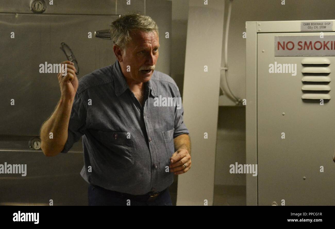 Les CTF(SW) Thomas Dandes (Ret.), le coprésident pour la 18e édition de la CPO Journées du patrimoine formation, a présenté une première personne compte des actions de l'eau Chef fatidique adjudication Peter Tomich, qui ont péri à bord du USS California (BB-31/AG-16) au cours de l'attaque sur Pearl Harbor le 7 décembre 1941. Dandes si la présentation dans le mess des officiers en chef à bord du USS Wisconsin (BB-64), un espace qui est généralement fermé au publique. Dandes est habillée dans l'US Navy dungaree, uniforme et eu l'occasion de démontrer l'absence d'uniforme de sueur wicking capacités. L'hôtel Hampton Roads Naval M Banque D'Images