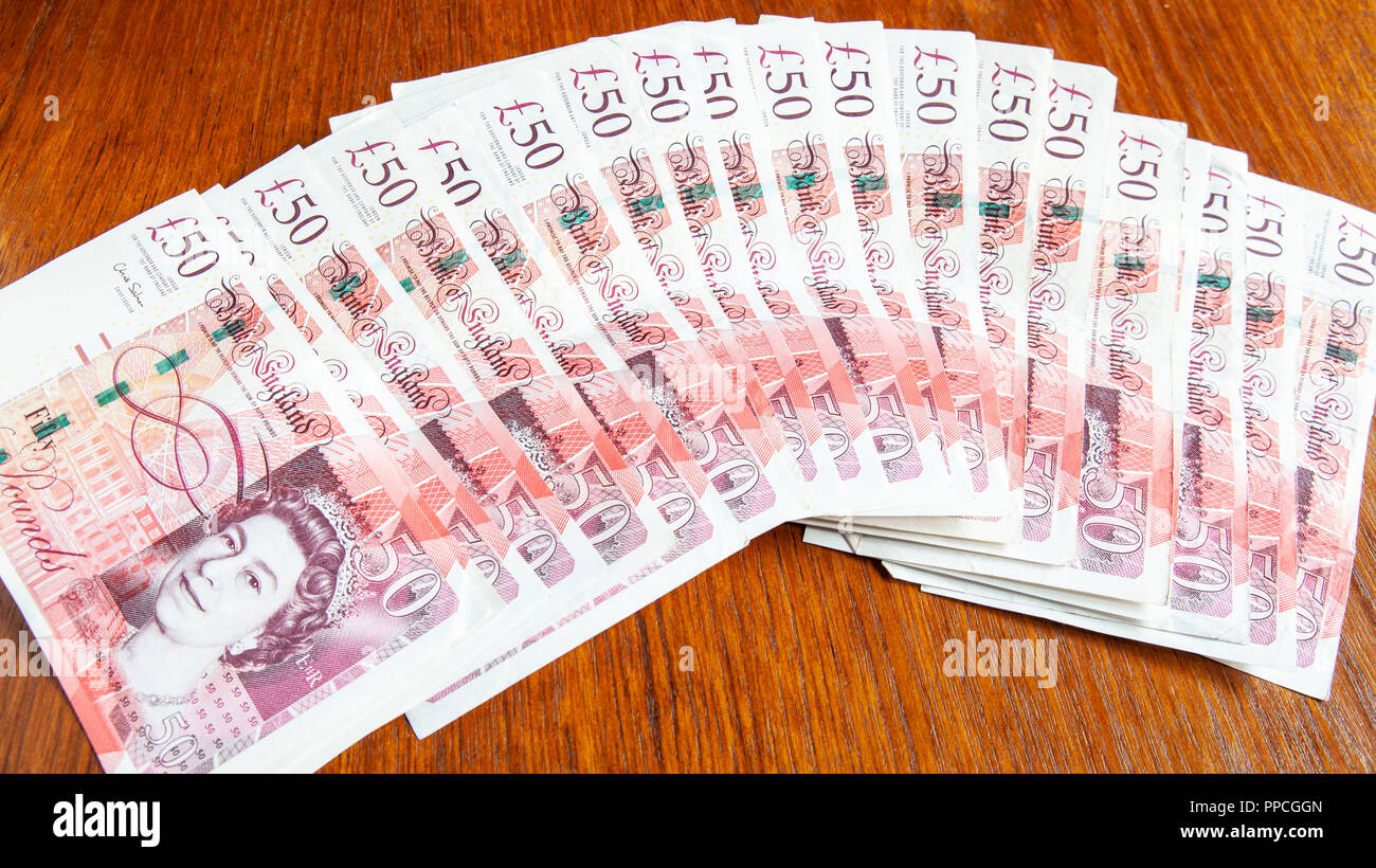 L'argent laissé sur la table. Un fan de £1 000 en banque d'Angleterre 50 € billets sterling. (Le deuxième top on est presque cachée) Banque D'Images