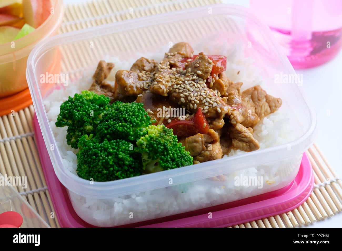 Boîte à lunch style Asiatique au sésame et brocolis porc Banque D'Images
