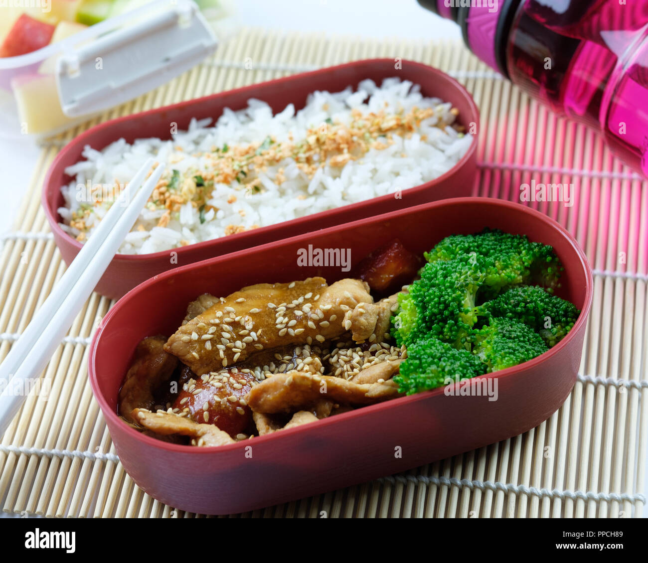 Boîte à lunch style Asiatique au sésame et brocolis porc Banque D'Images