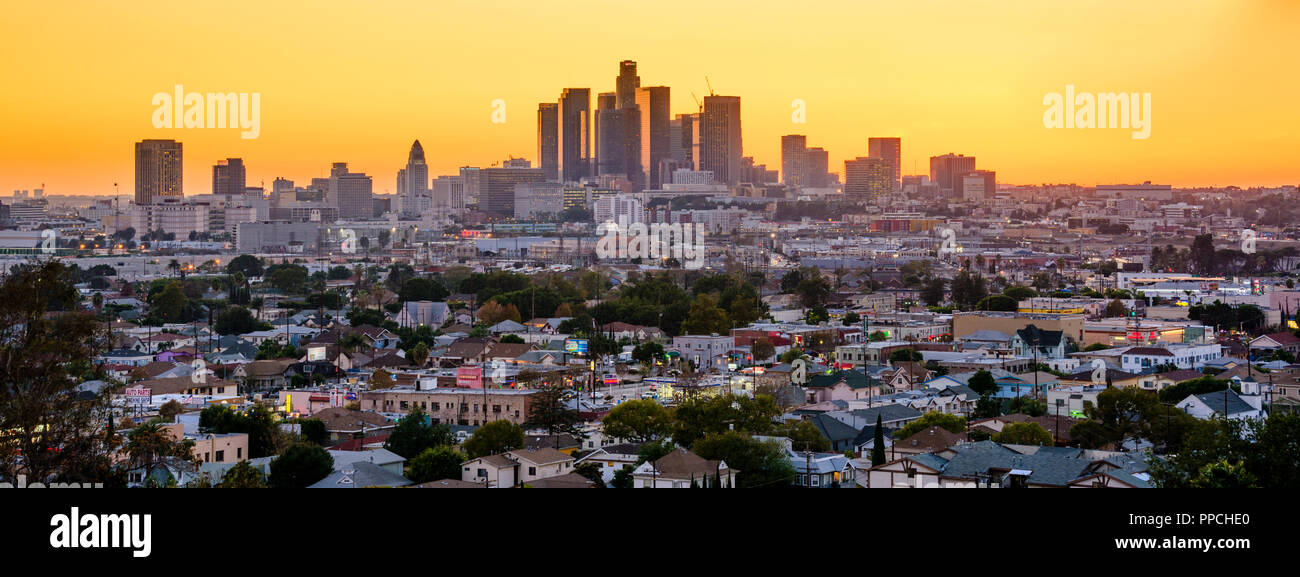 Coucher du soleil sur les toits de Los Angeles, Californie, USA. Banque D'Images