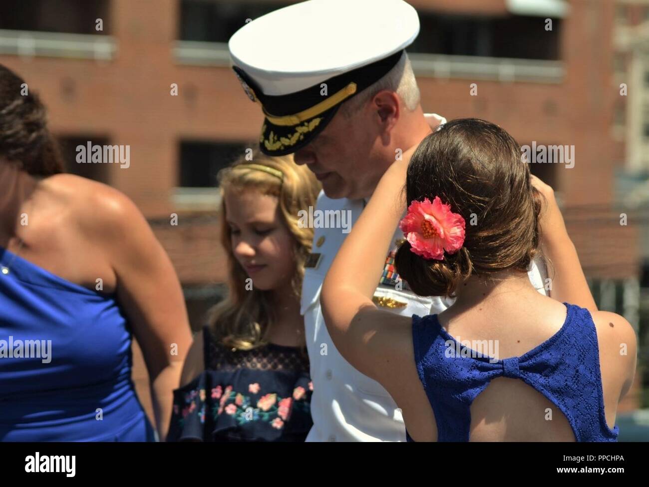 L'USS California (BB-64) et l'hôtel Hampton Roads Naval Museum a organisé une cérémonie de promotion de cet après-midi. US de Frégate. Wade Rindy, Commandant de la Defense Contract Management Office, Agency-Hampton a été promu capitaine en face de sa famille et des membres de la commande. Banque D'Images