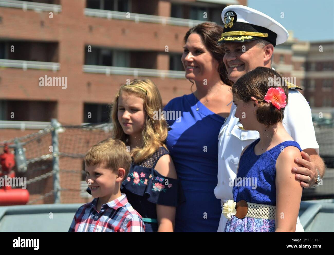 L'USS California (BB-64) et l'hôtel Hampton Roads Naval Museum a organisé une cérémonie de promotion de cet après-midi. US de Frégate. Wade Rindy, Commandant de la Defense Contract Management Office, Agency-Hampton a été promu capitaine en face de sa famille et des membres de la commande. Banque D'Images