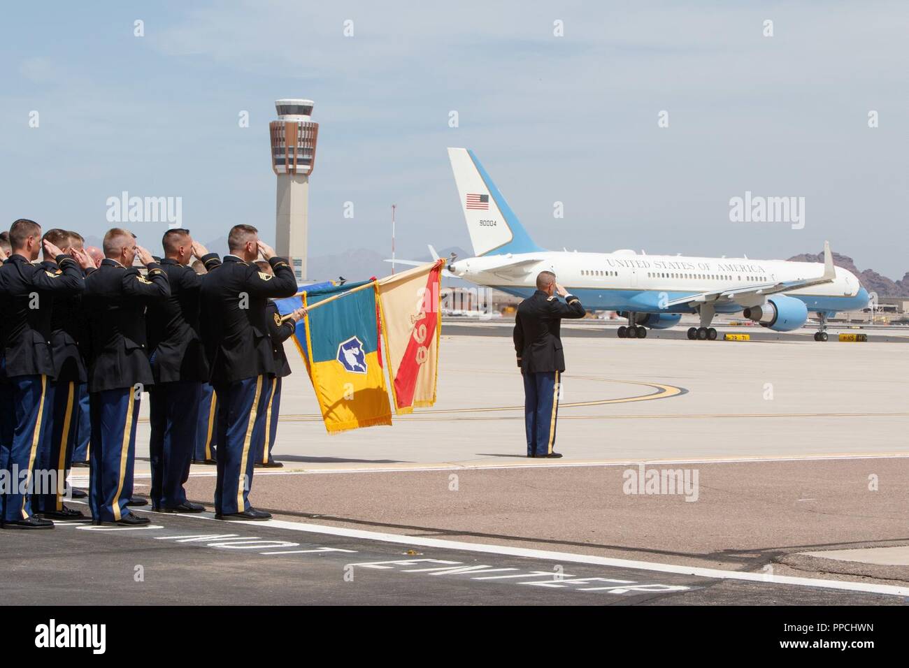 La Garde nationale de l'Arizona saluer un Boeing C-32 avion militaire qui porte le cercueil le sénateur John McCain comme il se prépare à décoller 30 août 2018, à partir de la base de la Garde nationale aérienne Goldwater. Environ 200 gardes se leva en formation comme le sénateur de l'Arizona a été transférée du cortège officiel à l'avion. (La Garde nationale de l'Arizona Banque D'Images