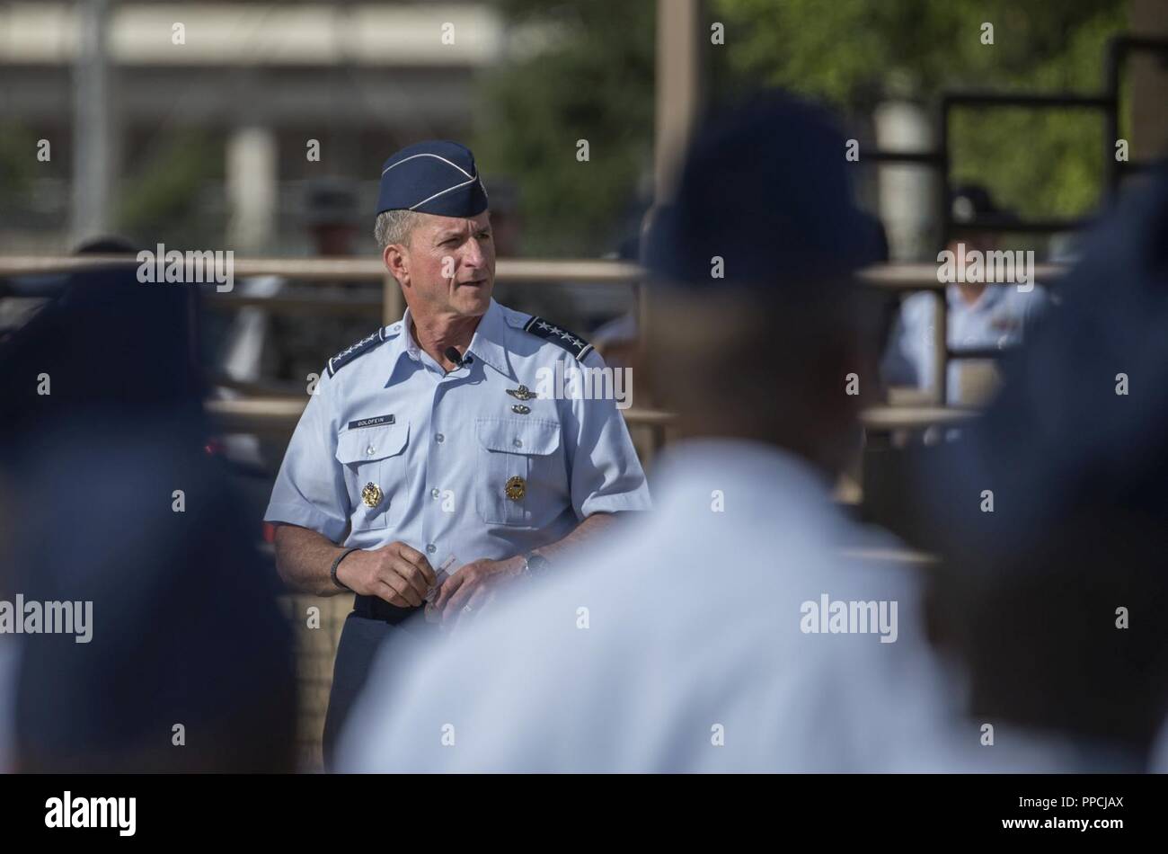 U.S. Air Force Chef de cabinet Le Général David L. Goldfein aviateurs adresses lors d'une formation militaire de base de leur diplôme, 30 août 2018, at Joint Base San Antonio-Lackland, Texas. Tous les aviateurs enrôlé commence leur carrière dans la Force aérienne à une formation militaire de base. JBSA-Lackland est souvent appelée la "Porte d'entrée de l'Armée de l'air, environ 39 000 diplômés des aviateurs canadiens chaque année. Gen. Goldfein a servi de l'examen de Master Chef officiel et le sergent de l'Armée de l'air Kaleth O. Wright a été l'orateur invité pour une formation militaire de base de l'Armée de l'air l'obtention du diplôme. Banque D'Images