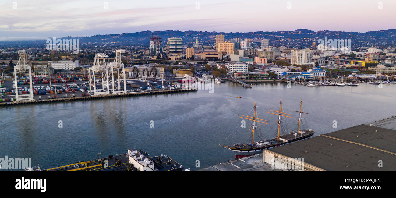 Le crépuscule vient à Oakland California lave le port à la lumière d'or dans les montagnes Banque D'Images