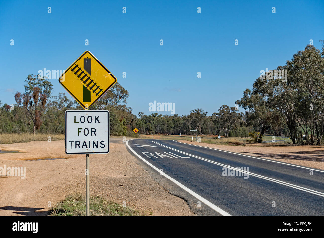 Panneau d'avertissement de passage à niveau, NSW Australie rurale. Banque D'Images