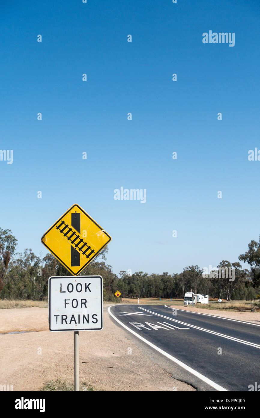 Panneau d'avertissement de passage à niveau, NSW Australie rurale. Banque D'Images