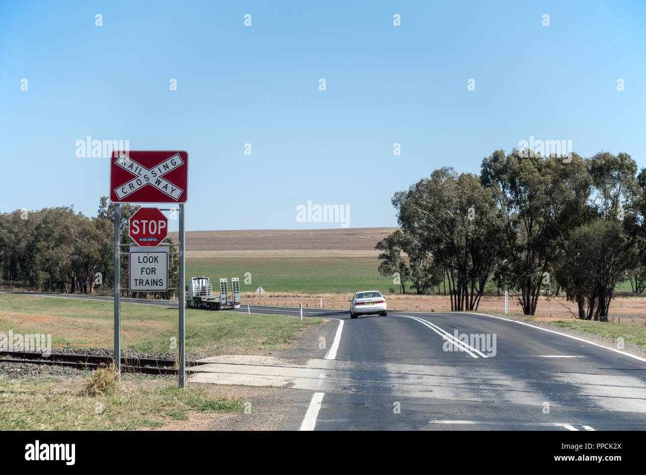 Panneau d'arrêt à un passage à niveau, central west NSW Australie. Banque D'Images