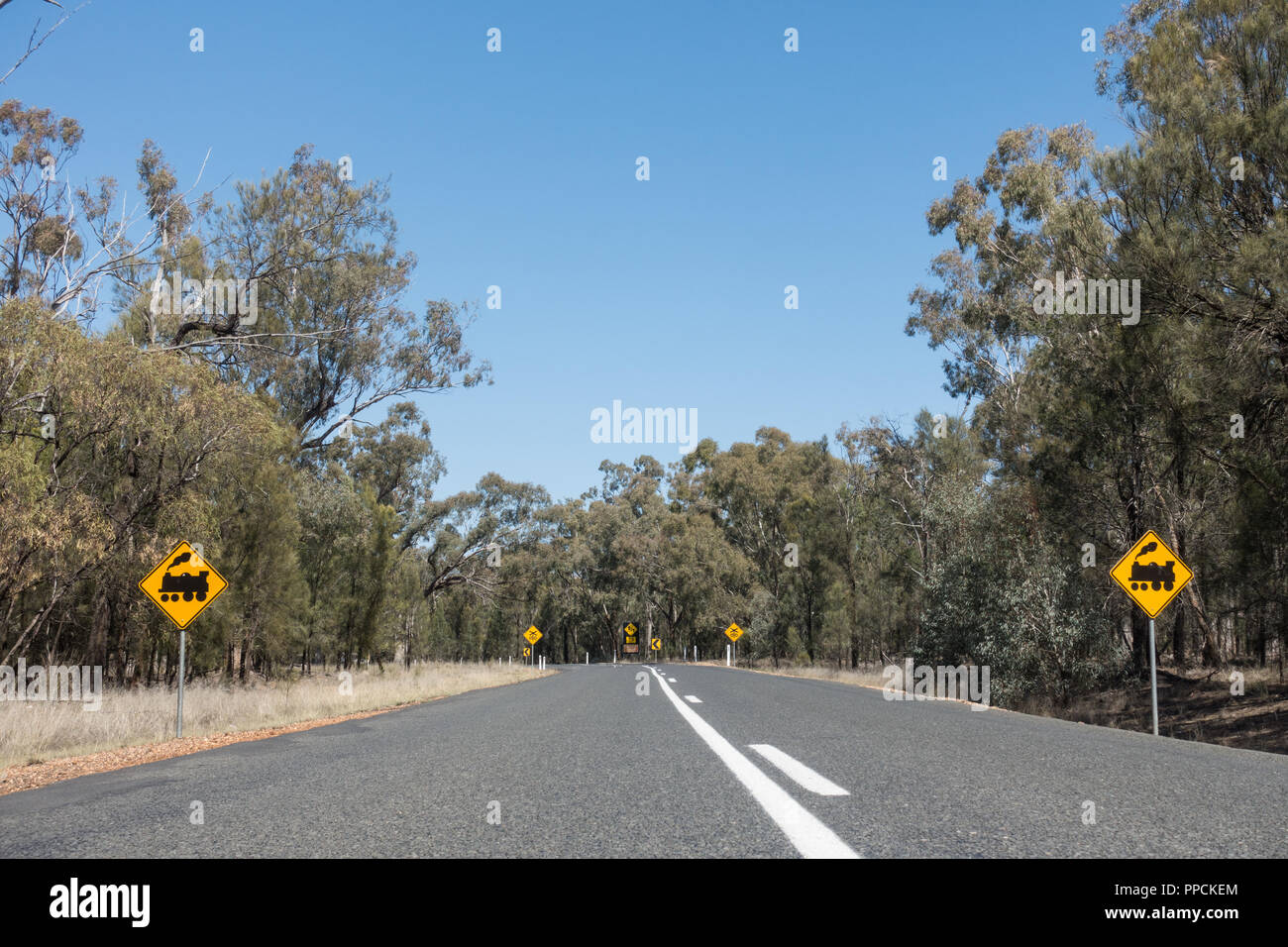 Signes avancé de passage à niveau. NSW Australie rurale. Banque D'Images