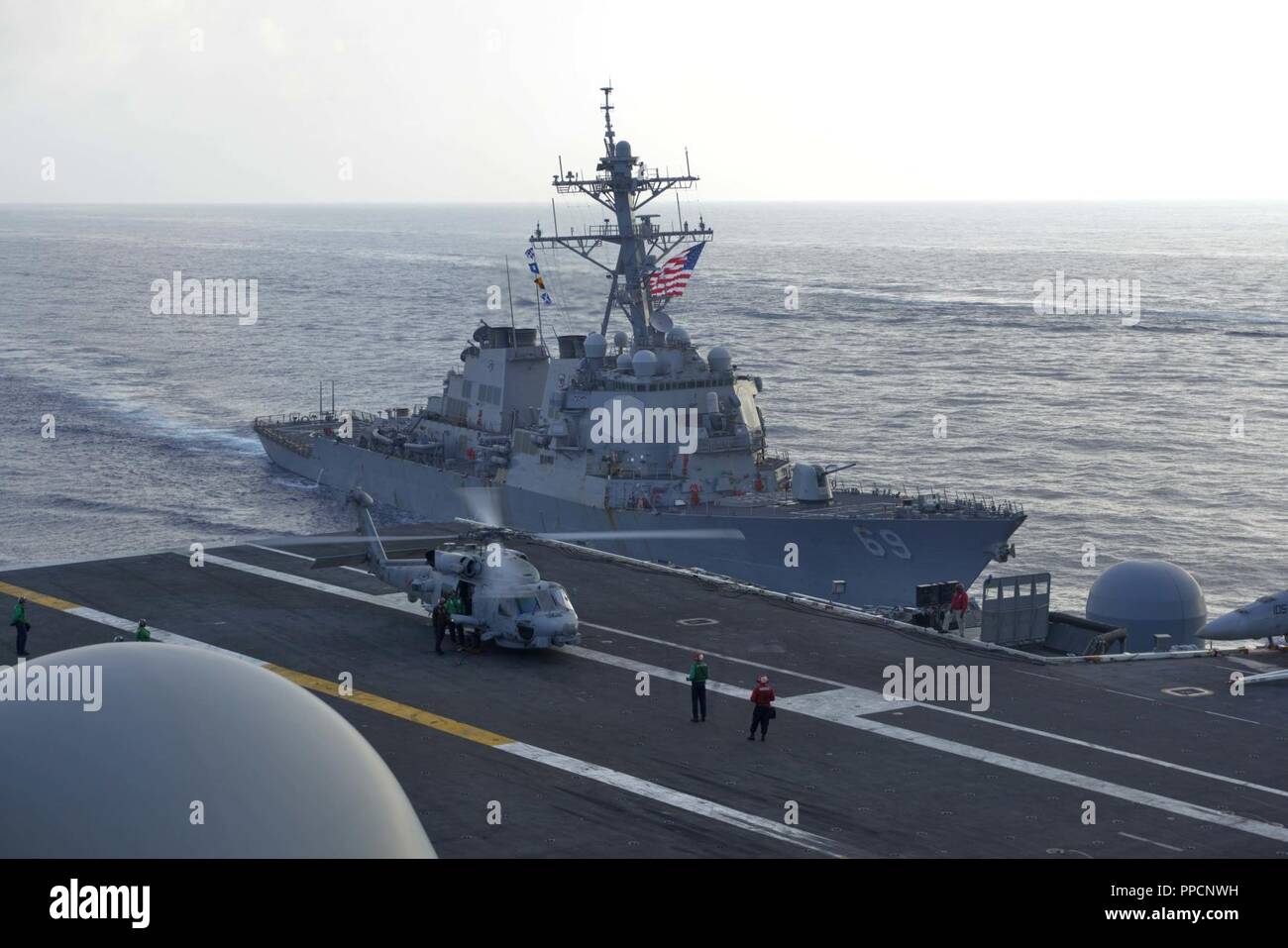 La mer de Chine méridionale (Aug. 31, 2018) Les missiles USS Milius (DDG 69) aux côtés de la vapeur avant de la Marine porte-avions USS Ronald Reagan (CVN 76) au cours d'un exercice avec la photo d'autodéfense maritime du Japon. Le Groupe de Ronald Reagan est l'avant-déployés dans la 7e flotte américaine zone d'opérations à l'appui de la sécurité et de la stabilité dans la région Indo-Pacifique. Banque D'Images