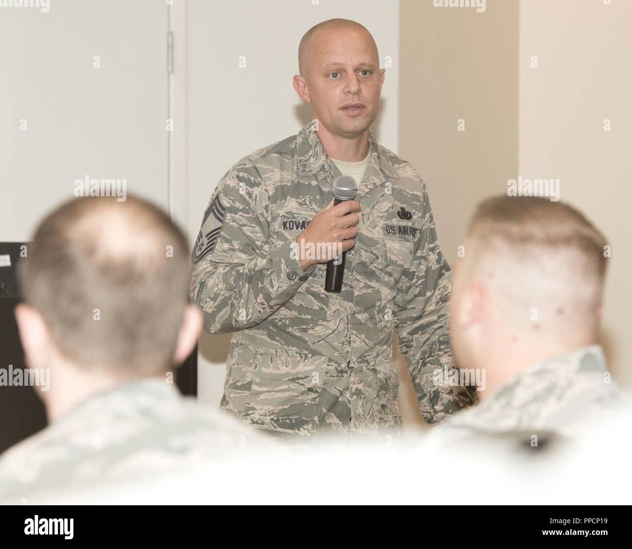 Le sergent-chef en chef. Michael Kovach, 360e Groupe recrutement surintendant, parle à un public au cours de sa mise en valeur professionnelle du groupe Séminaire tenu à l'US Air Force l'École de médecine aérospatiale, Wright-Patterson Air Force Base, Ohio, le 4 septembre 2018. Les participants ont écouté des présentations des conférenciers sur les stratégies de recrutement. Banque D'Images