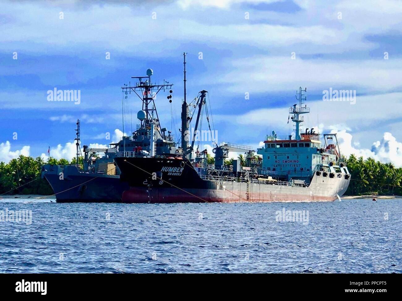 L'Armée américaine, en partenariat avec l'US Navy et la République des Îles Marshall, sont de retour à la récupération du pétrole à partir de la Seconde Guerre mondiale croiseur lourd allemand Prinz Eugen dans l'Atoll de Kwajalein. Ces efforts de rétablissement s'assurera de la capacité de la mission de l'armée américaine de défense antimissile et de l'espace/commande les forces de l'armée du Commandement stratégique de défense antimissile balistique Ronald Reagan Test Site sur Kwajalein tout en protégeant le fragile écosystème au sein de l'atoll. Le Prinz Eugen a été transféré à la Marine américaine comme une guerre de la Marine royale britannique après la guerre, et en 1946, il a été chargé w Banque D'Images