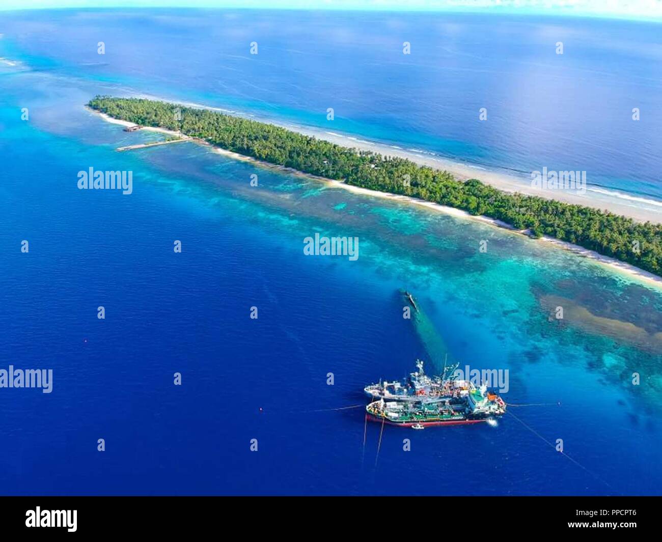 L'Armée américaine, en partenariat avec l'US Navy et la République des Îles Marshall, sont de retour à la récupération du pétrole à partir de la Seconde Guerre mondiale croiseur lourd allemand Prinz Eugen dans l'Atoll de Kwajalein. Ces efforts de rétablissement s'assurera de la capacité de la mission de l'armée américaine de défense antimissile et de l'espace/commande les forces de l'armée du Commandement stratégique de défense antimissile balistique Ronald Reagan Test Site sur Kwajalein tout en protégeant le fragile écosystème au sein de l'atoll. Le Prinz Eugen a été transféré à la Marine américaine comme une guerre de la Marine royale britannique après la guerre, et en 1946, il a été chargé w Banque D'Images