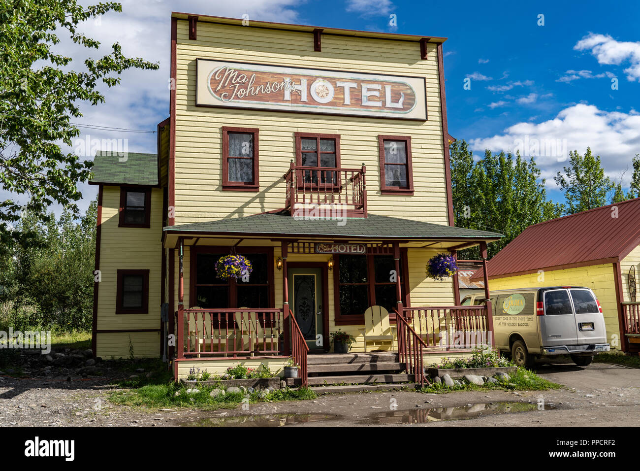 L'historique de l'hôtel Johnson Ma lors d'une journée ensoleillée à McCarthy à Wrangell-St. Elias National Park et est considéré comme une auberge historique museum Banque D'Images