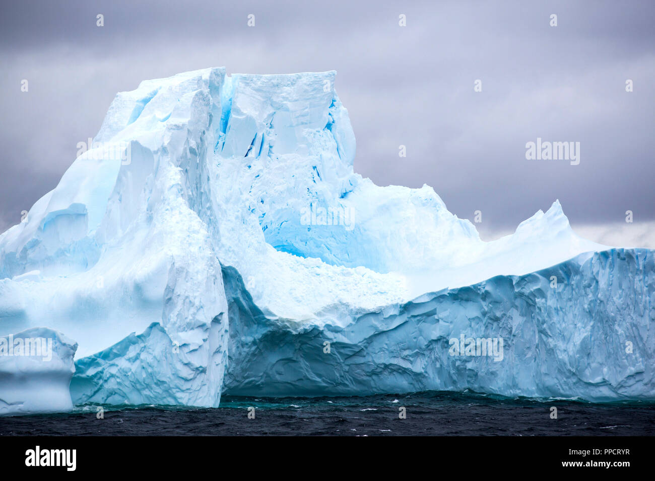 Les icebergs au large des îles Orcades du Sud, juste à côté de la péninsule antarctique. Cette région est l'une des plus rapidement les zones de réchauffement de la planète. Banque D'Images