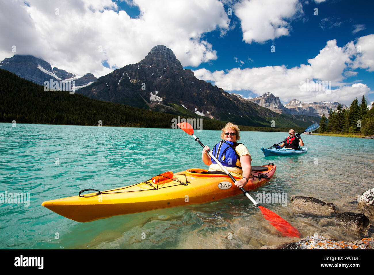 Un couple canadien en kayak sur le lac de la sauvagine dans les Rocheuses canadiennes. Banque D'Images