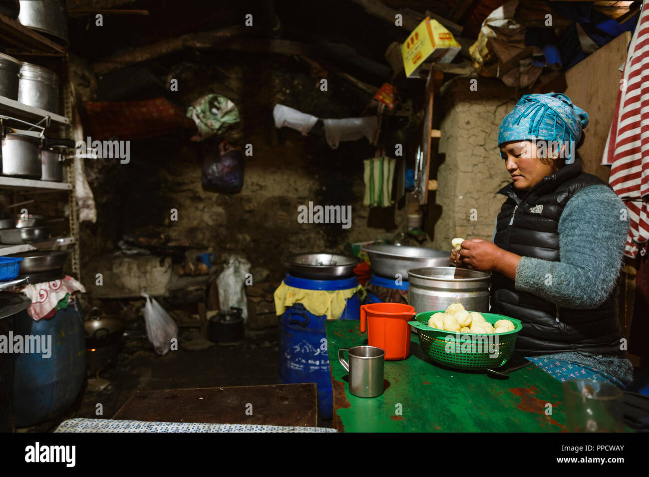 Les femmes népalaises locales un cuire le dîner dans un lodge in Thame Village. Les légumes-racines sont une source majeure de la nutrition ici et de grands jardins de légumes peut être vu dans la plupart des villages. Thame, Solu Khumbu, Népal Banque D'Images
