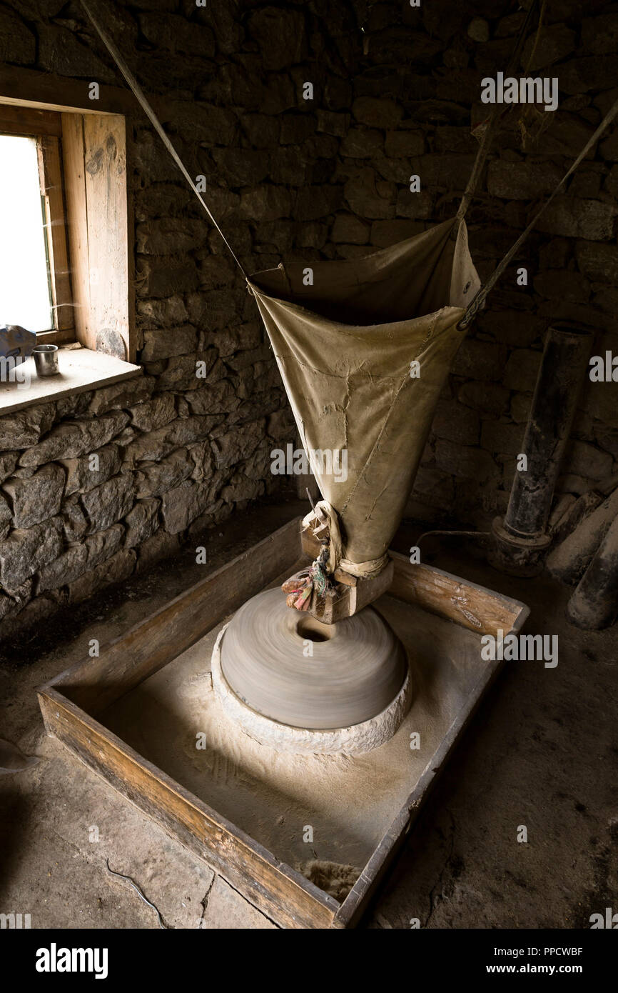 Une rivière powered moulin à farine commune opérant dans le village Sherpa de Thame, dans l'absence de Solu Khumbu district. Le village est célèbre pour être Apa Sherpa, l'alpiniste accueil local qui détient le record pour la plupart des sommets de l'Everest avec Tashi Phurba 21 sommets. Ils ont été récemment battu par Kami Sherpa Rita qui compte 22 sommets. Banque D'Images