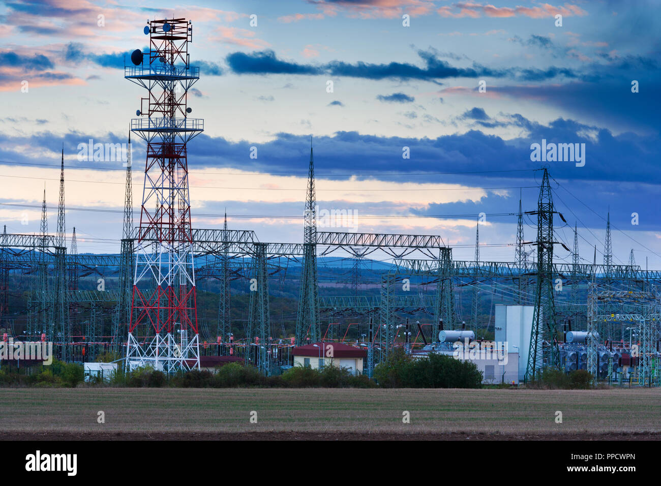 Électricité - Production d'Industrie de l'énergie - les poteaux électriques au coucher du soleil avec coloful sky Banque D'Images