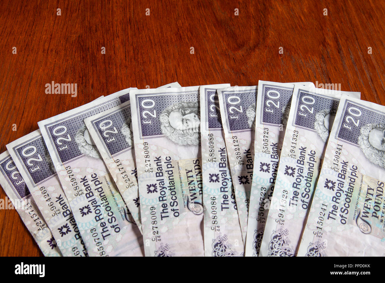 L'argent laissé sur la table, avec l'exemplaire de l'espace. Â£200 dans sterlilng utilisé Royal Bank of Scotland Â£20 euros. Banque D'Images