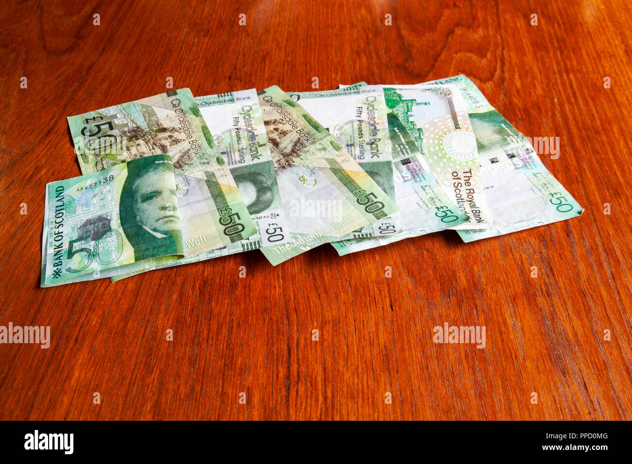 L'argent laissé sur la table. €400 sterling dans bien utilisés £50 billets de banques Scotish : Bank of Scotland, Royal Bank of Scotland, Clydesdale Bank. Banque D'Images
