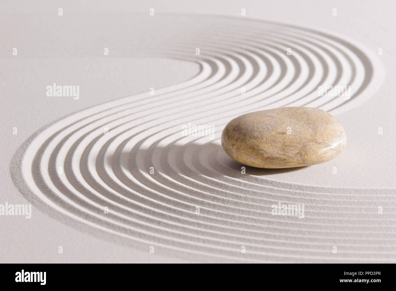 Jardin zen avec pierre dans le sable blanc avec motif Banque D'Images