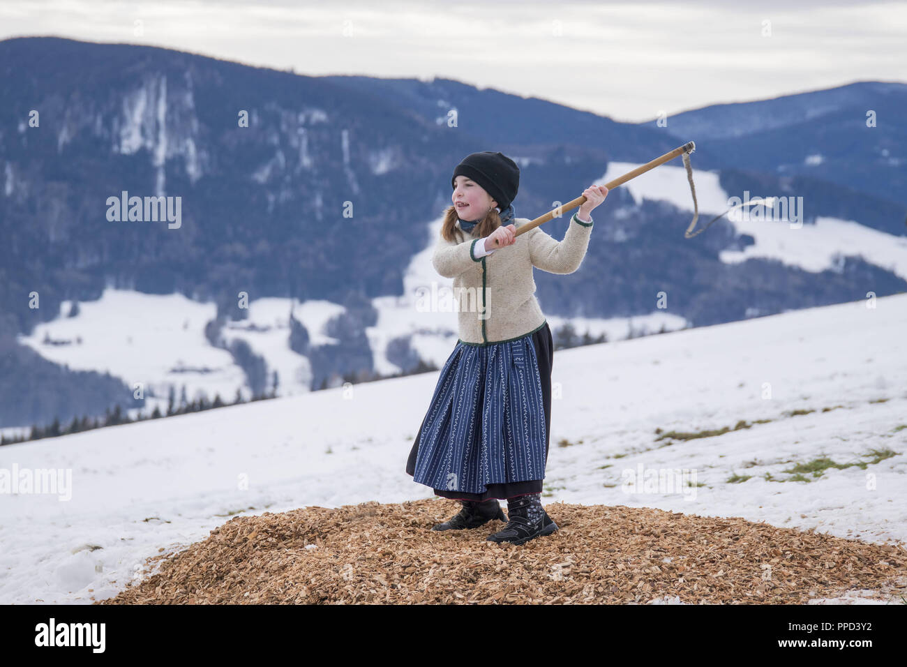 L'Aperschnalzen whipcracking (concurrentiel) dans le Rupertwinkel, est une tradition à dur hiver, Berchtesgaden-campagne, Haute-bavière Stoisser-Achental. Concours à la fissuration fouet Strobl Alm - Hoegl avec les participants des municipalités de colère - Aufham et Bad Reichenhall. Banque D'Images